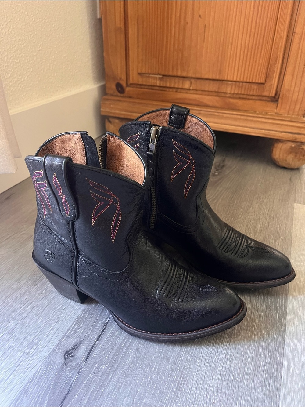Ariat Darlin Black with pink/yellow stitching Leather Western Ankle Booties 7.5B